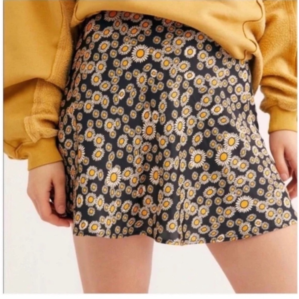 Free people Phoebe Daisy Print Zip Side Mini Skirt size 8